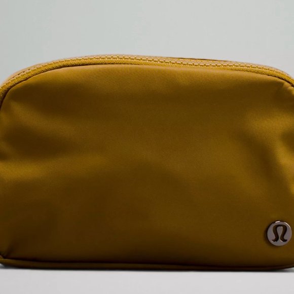 (2313) NWT LULULEMON Everywhere Belt Bag 1L in BURNT CARAMEL (SOLD OUT ONLINE) - Picture 2 of 5